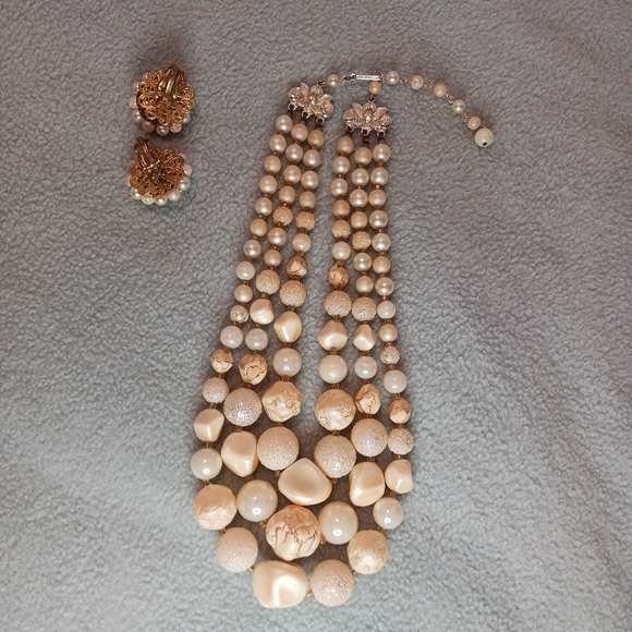 🌹Vintage Made in Japan Triple Strand Statement Necklace and Clip-on Earrings - Picture 7 of 10